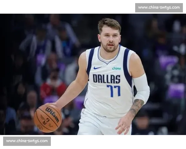 东契奇板凳席写意三分入网 天赋与苦练的完美注脚